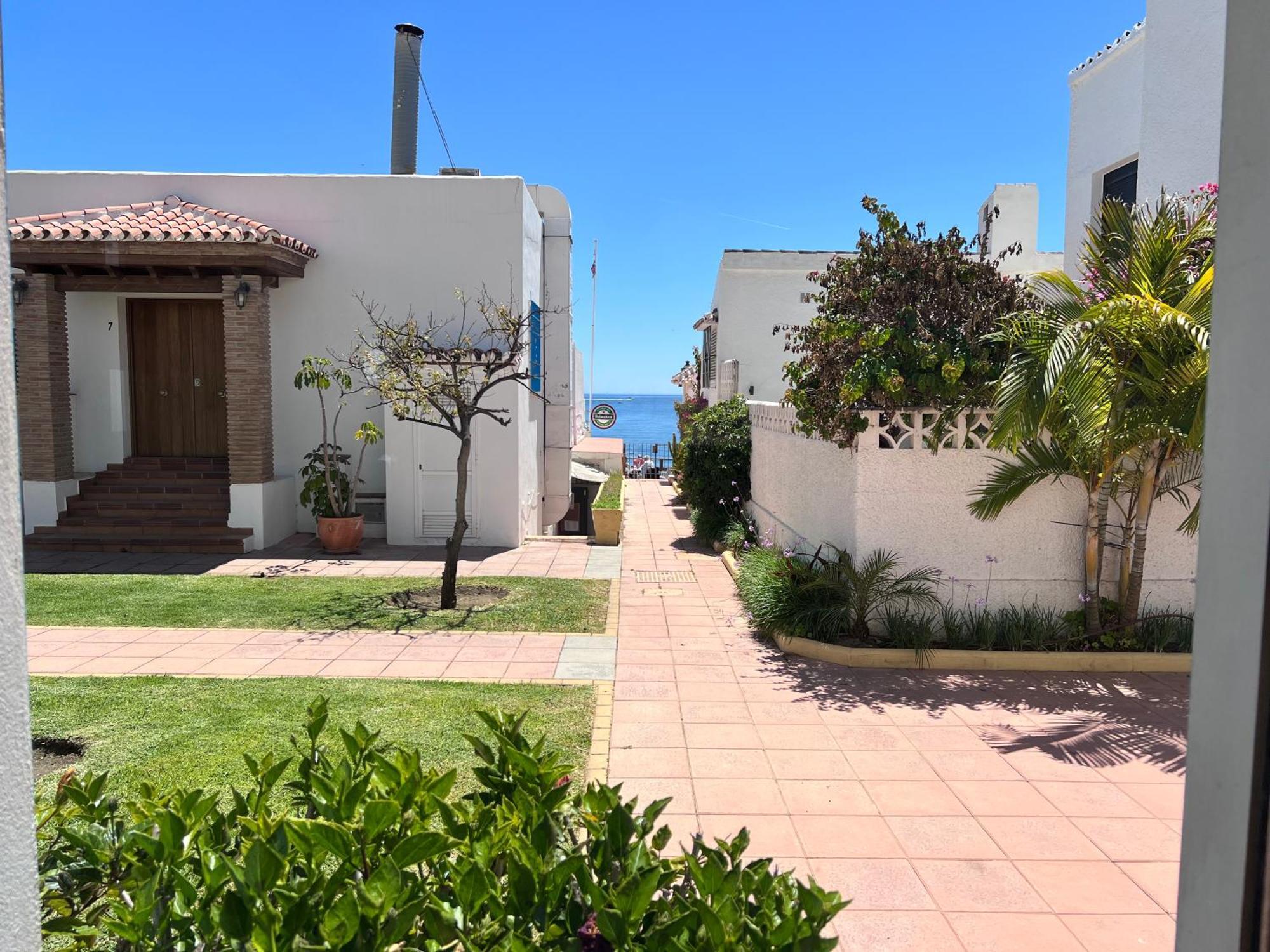 Pirata Bungalow sea front Estepona Bagian luar foto